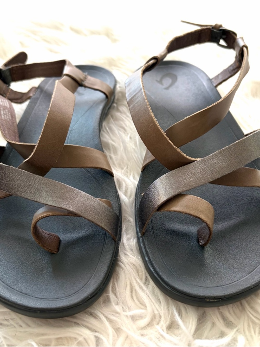 OluKai Metallic Taupe and Silver Cross-Strap Sandals Lightweight Size 9 - Picture 4 of 9